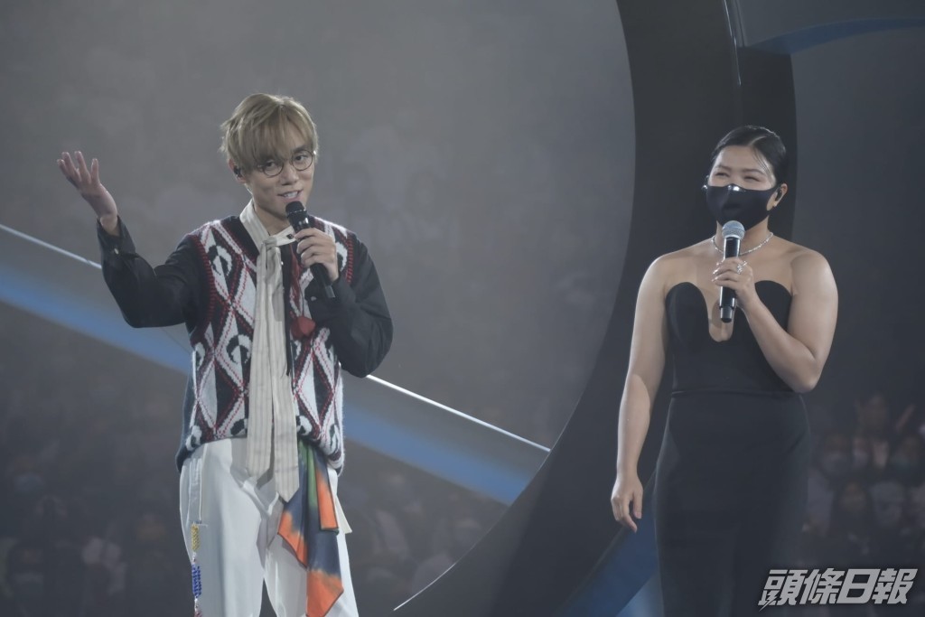 鄧小巧幾經辛苦，終能返抵香港。